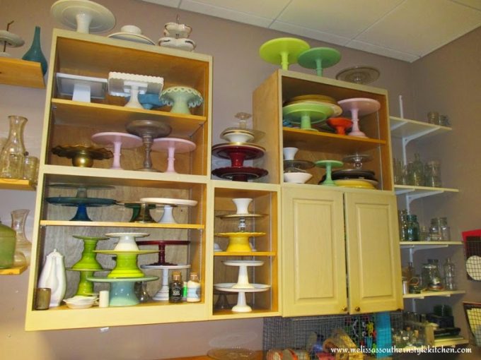 cake stands in many colors 