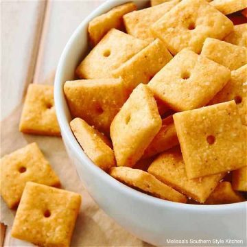 homemade-cheddar-cheese-crackers