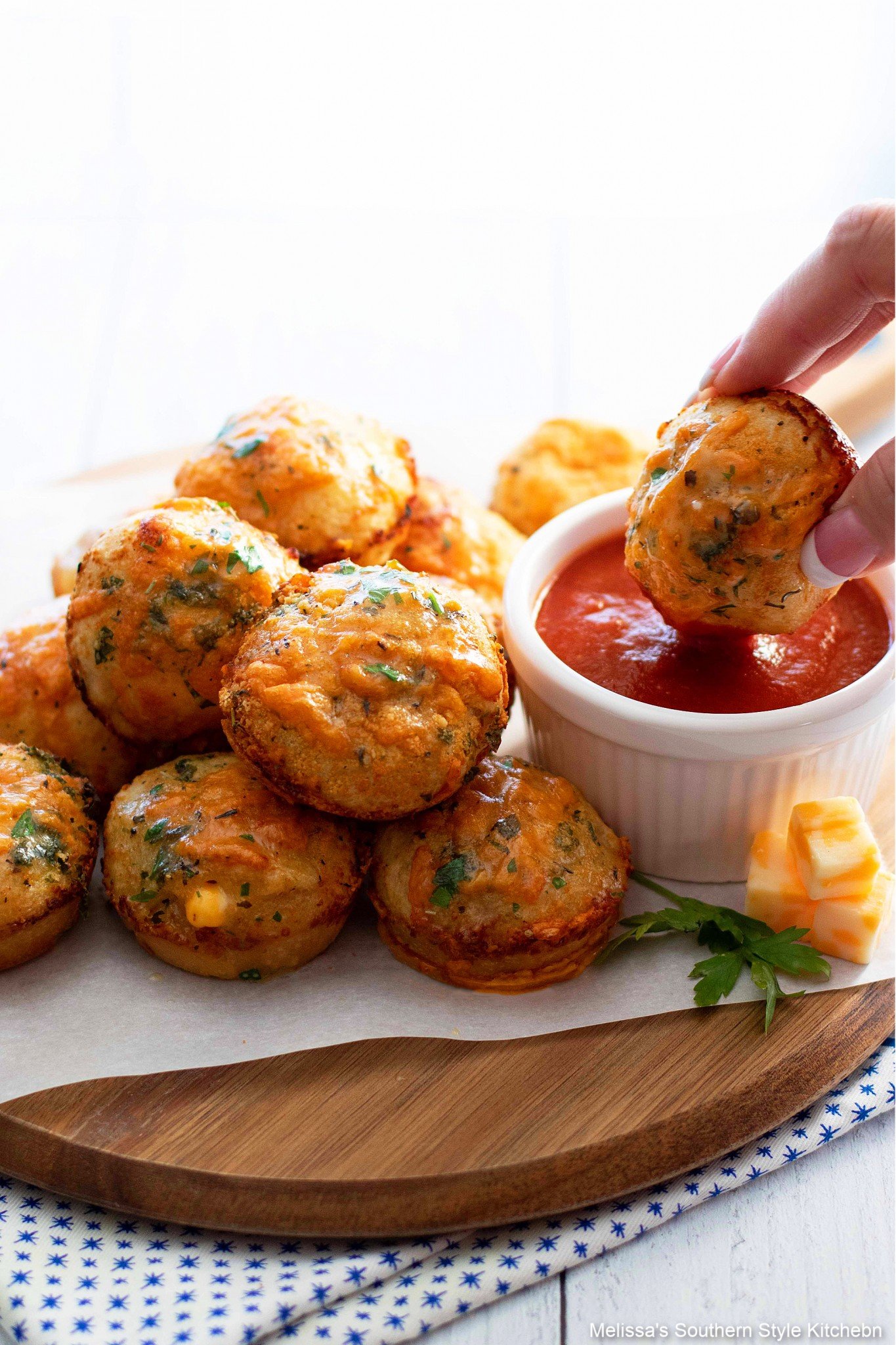 garlic-butter-cheese-rolls-with-pizza-sauce