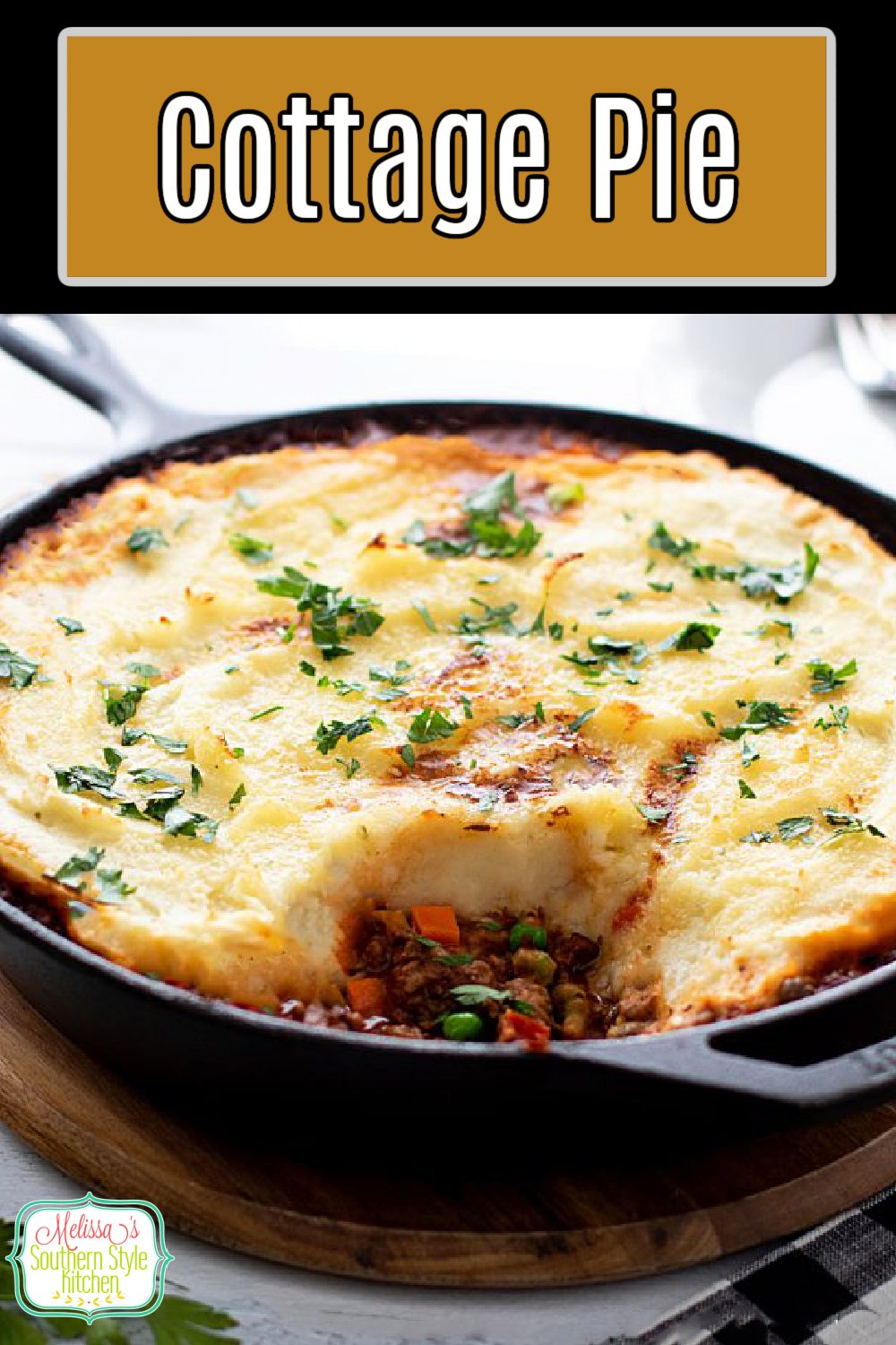 This mashed potato topped Cottage Pie features a flavorful ground beef and mixed vegetable filling that's simmered in a rich tomato sauce #cottagepie #pierecipes #shepherdspie #easygroundbeefrecipes #easypotpies #dinnerideas #groundbeef #mashedpotatoes #pies