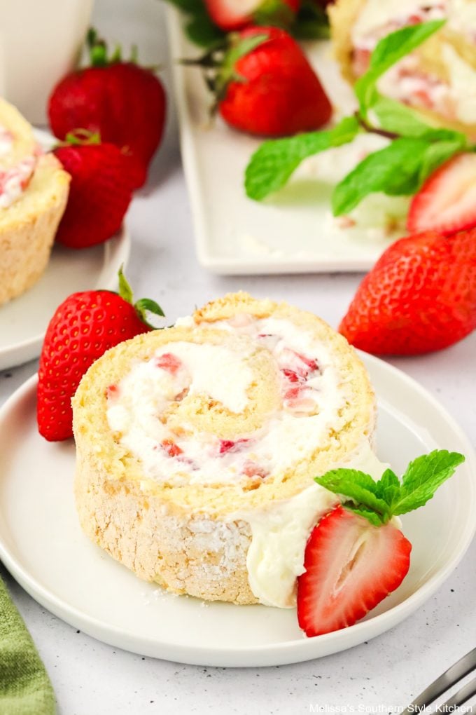 strawberry-angel-food-cake-roll
